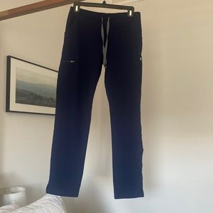 Figs Yola skinny scrub pant in navy size XS petite